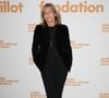 Sa première astuce qui ne demande aucun effort consiste à alléger son maquillage en évitant le fond de teint.

Claire Chazal - Gala de la Fondation Chaillot au théâtre National de Chaillot à Paris le 18 novembre 2025. © Coadic Guirec/Bestimage