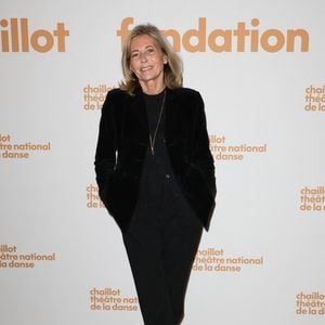 Sa première astuce qui ne demande aucun effort consiste à alléger son maquillage en évitant le fond de teint.

Claire Chazal - Gala de la Fondation Chaillot au théâtre National de Chaillot à Paris le 18 novembre 2025. © Coadic Guirec/Bestimage