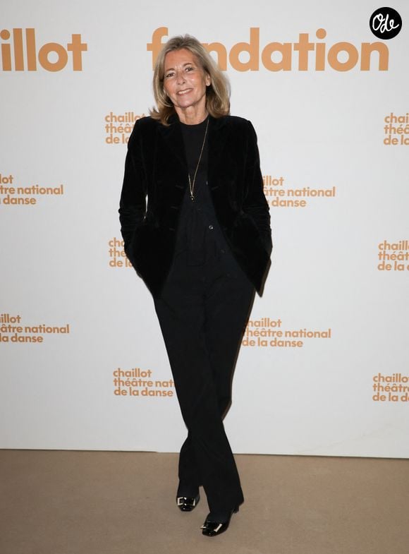 Sa première astuce qui ne demande aucun effort consiste à alléger son maquillage en évitant le fond de teint.

Claire Chazal - Gala de la Fondation Chaillot au théâtre National de Chaillot à Paris le 18 novembre 2025. © Coadic Guirec/Bestimage