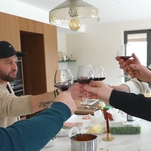 Le chanteur de 40 ans a reçu les caméras du JT de 13 heure de TF1 chez lui

Claudio Capéo dans sa maison en Alsace. Reportage diffusé dans le JT de 13 heures de TF1 le 23 décembre 2025.