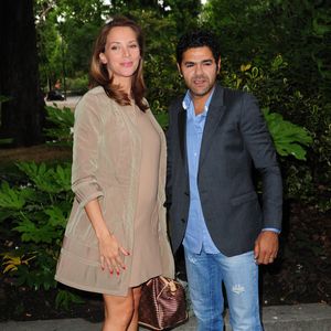 Deux mois avant le mariage de Mélissa Theuriau et Jamel Debbouze.
Mélissa Theuriau, enceinte, et Jamel Debbouze arrivent à une soirée organisée par la Fondation « Culture et Diversité » au Théâtre du Rond-Point à Paris, en France, le 30 mai 2011. Photo de Mousse/ABACAPRESS.COM