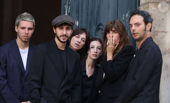 Marlowe (fils de Lou Doillon), Ben Attal, Charlotte Gainsbourg, Alice Attal, Lou Doillon, Roman de Kermadec (fils de Kate Barry) - Arrivées des célébrités aux obsèques de Jane Birkin en l'église Saint-Roch à Paris. Le 24 juillet 2023
© Jacovides-KD Niko / Bestimage