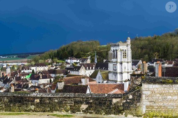 Tonnerre (89) : vue sur la ville et le clocher de l'eglise Notre-Dame depuis l'eglise Saint Pierre - Photo by Bordier S./ANDBZ/ABACAPRESS.COM