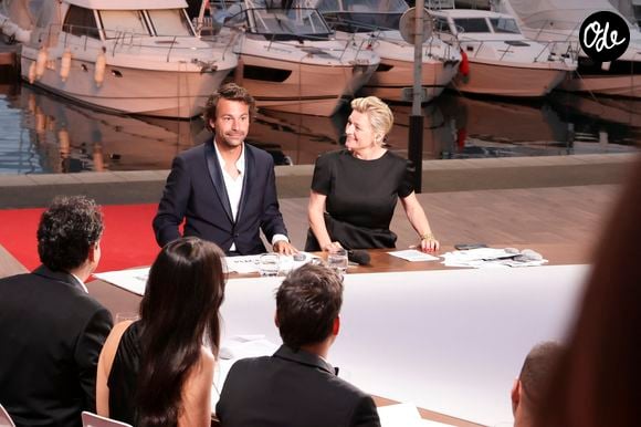 Selon Le Parisien, Anne-Élisabeth Lemoine aurait notamment privilégié son équilibre entre vie professionnelle et vie familiale.

Bertrand Chameroy et Anne-Elisabeth Lemoine sur le plateau de l'émission "C à vous" lors du 78ème Festival International du Film de Cannes le 17 mai 2025.

© Jack Tribeca / Bestimage