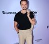 Questionné sur ses rêves cannois, le chroniqueur des Grosses Têtes a avoué qu'il aurait adoré être comédien pour avoir la chance de "vivre mille vies en une".

Juan Arbeláez - Photocall de la soirée AKILI MIRARI sur la plage "Croisette Beach - MGallery" lors du 79ème Festival International du Film de Cannes, le 13 mai 2026.
© Romain Doucelin/Bestimage