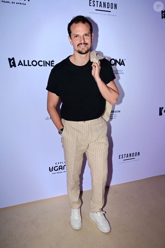 Questionné sur ses rêves cannois, le chroniqueur des Grosses Têtes a avoué qu'il aurait adoré être comédien pour avoir la chance de "vivre mille vies en une".

Juan Arbeláez - Photocall de la soirée AKILI MIRARI sur la plage "Croisette Beach - MGallery" lors du 79ème Festival International du Film de Cannes, le 13 mai 2026.
© Romain Doucelin/Bestimage
