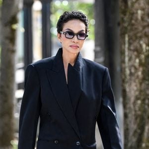 Sur les premières photos prises sur place, Farida Khelfa a notamment été aperçue.
Farida Khelfa aux arrivées des obsèques de Catherine Ringer, la chanteuse des Rita Mitsouko, au cimetière de Montmartre, dans le 18ème arrondissement de Paris, France, le 19 septembre 2026. © Bestimage