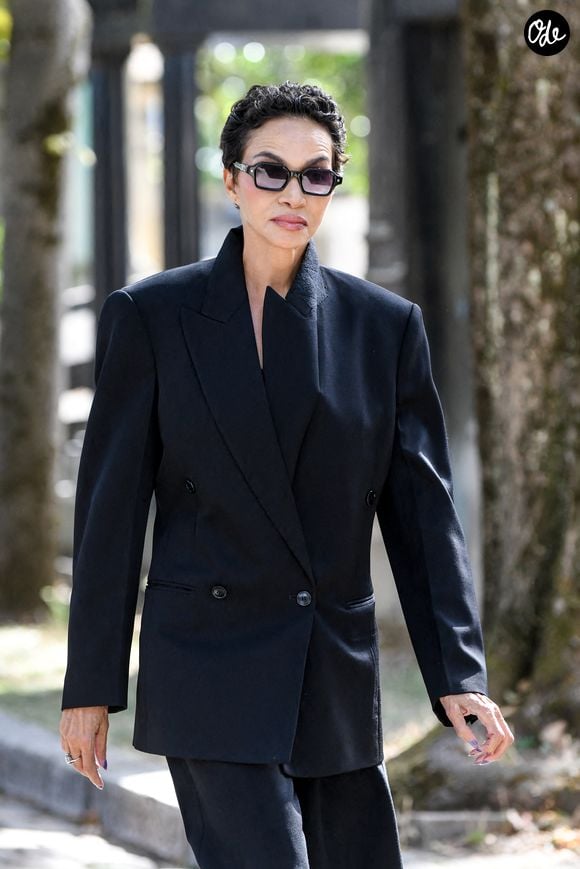 Sur les premières photos prises sur place, Farida Khelfa a notamment été aperçue.

Farida Khelfa aux arrivées des obsèques de Catherine Ringer, la chanteuse des Rita Mitsouko, au cimetière de Montmartre, dans le 18ème arrondissement de Paris, France, le 19 septembre 2026. © Bestimage