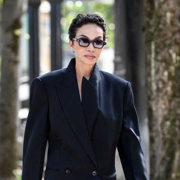 Sur les premières photos prises sur place, Farida Khelfa a notamment été aperçue.

Farida Khelfa aux arrivées des obsèques de Catherine Ringer, la chanteuse des Rita Mitsouko, au cimetière de Montmartre, dans le 18ème arrondissement de Paris, France, le 19 septembre 2026. © Bestimage