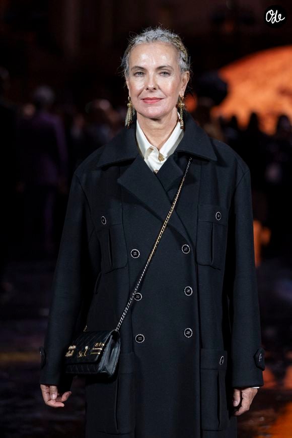 Toutefois, ses douleurs chroniques sont parfois si intenses qu'elles la contraignent à rester immobile dans sa chambre des journées entières.

Carole Bouquet – Photo Call  du Défilé de mode Chanel Collection Printemps-Été 2026 dans le cadre de la Fashion Week de Paris, le 6 octobre 2025.
 
© Olivier Borde / Bestimage