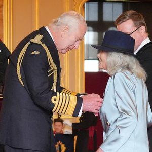 Dame Jilly Cooper, de Stroud, auteur, est faite Dame Commandeur de l'Empire britannique par le roi Charles III au château de Windsor. Photo by Jonathan Brady/PA Wire