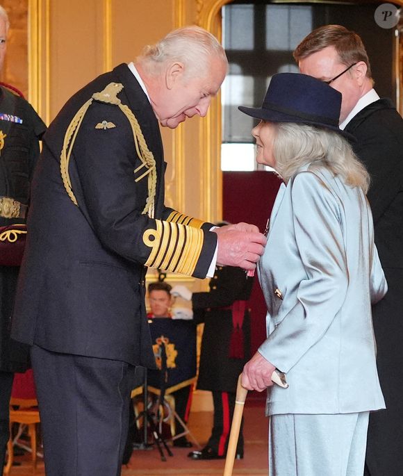 Dame Jilly Cooper, de Stroud, auteur, est faite Dame Commandeur de l'Empire britannique par le roi Charles III au château de Windsor. Photo by Jonathan Brady/PA Wire