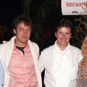 Aujourd'hui, Alexandre a bien grandi : il a 46 ans, et mène une solide carrière... à la télévision. Le fils de Nicoletta et de son premier mari travaille en effet dans la post-production, et a notamment œuvré sur "Secrets d'Histoire", "L'île de la tentation" ou "Lego Masters".

Exclusif - Soirée organisée par Christophe Leroy au Moulin de Ramatuelle, Nicoletta, son mari et son fils, le 15 août 2002. Petit Francis/ABACA