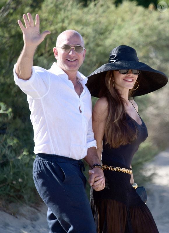 Mais cela n’était visiblement pas suffisant, puisqu’en 2024, le "Daily Mail" a rapporté que Jeff Bezos avait fait agrandir sa propriété, ajoutant 90 m² supplémentaires, avant d’acheter la maison adjacente pour 10 millions de dollars, continuant ainsi de gagner du terrain.

Le fondateur d'Amazon, Jeff Bezos, et son épouse Lauren Sanchez Bezos sont aperçus à la sortie du Club 55 à Saint-Tropez, France, le 22 juillet 2025. Photo by ABACAPRESS.COM