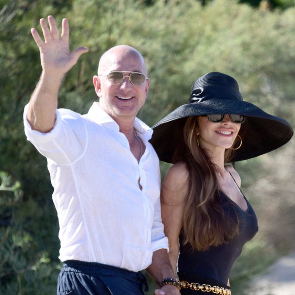 Mais cela n’était visiblement pas suffisant, puisqu’en 2024, le "Daily Mail" a rapporté que Jeff Bezos avait fait agrandir sa propriété, ajoutant 90 m² supplémentaires, avant d’acheter la maison adjacente pour 10 millions de dollars, continuant ainsi de gagner du terrain.

Le fondateur d'Amazon, Jeff Bezos, et son épouse Lauren Sanchez Bezos sont aperçus à la sortie du Club 55 à Saint-Tropez, France, le 22 juillet 2025. Photo by ABACAPRESS.COM