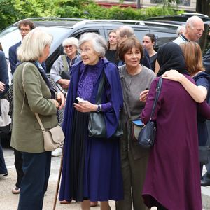 Exclusif - Elisabeth Gagarine et sa soeur  Macha Meril aux obsèques de leur soeur la princesse Hélène Gagarine en la cathédrale Saint-Alexandre-Nevsky, à Paris, France, le 20 août 2025. © Denis Guignebourg/Bestimage