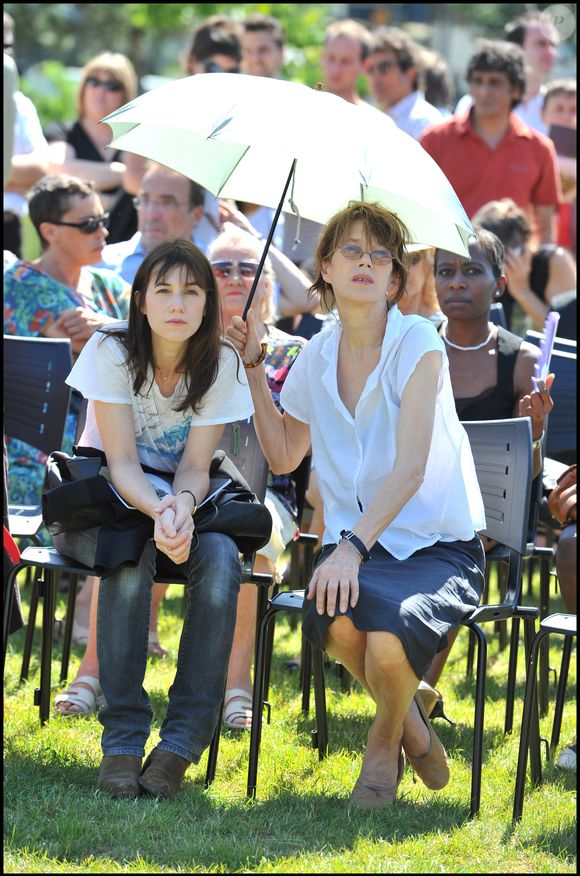Jane Birkin et Charlotte Gainsbourg - Inauguration du jardin Serge Gainsbourg porte des Lilas Guillaume Gaffiot/Bestimage