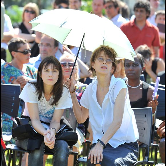 Jane Birkin et Charlotte Gainsbourg - Inauguration du jardin Serge Gainsbourg porte des Lilas Guillaume Gaffiot/Bestimage