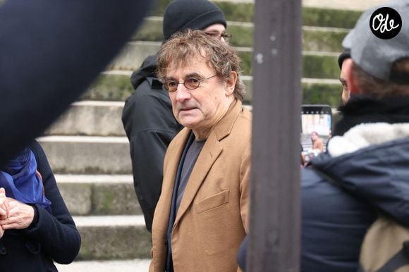 avant de dénoncer une forme d'aristocratie au pouvoir :  "Je pense que le pouvoir attire des psychés particulières qui sont très loin de l’intérêt général. Il y a eu des grands hommes d’État [...] mais ces gens-là sont très rares quand même. Le reste du temps, c’est juste des êtres humains assez basiques qui sont très contents d’être au pouvoir, malheureusement".

Albert Dupontel lors de la cérémonie funéraire du réalisateur français Bertrand Blier à l'église Saint-Roch à Paris, en France, le 29 janvier 2025. Photo de Jérôme Domine/ABACAPRESS.COM