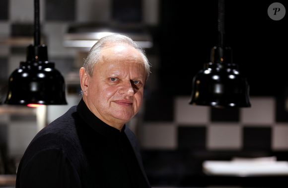 Le grand chef Français Joël Robuchon pose en Novembre 2014 le jour de l'ouverture de son palace cinq étoiles, l'hôtel et le restaurant "La grande maison" dans le centre ville de Bordeaux. Des la première année d'ouverture le restaurant du chef a obtenu le 1 Fevrier 2016 deux étoiles au guide Michelin et le titre de meilleur restaurant d'Europe dans la categorie luxe. © Patrick Bernard-Quentin Salinier/ Bestimage