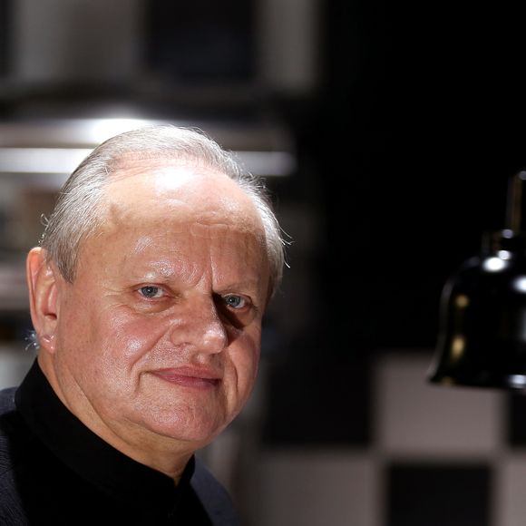Le grand chef Français Joël Robuchon pose en Novembre 2014 le jour de l'ouverture de son palace cinq étoiles, l'hôtel et le restaurant "La grande maison" dans le centre ville de Bordeaux. Des la première année d'ouverture le restaurant du chef a obtenu le 1 Fevrier 2016 deux étoiles au guide Michelin et le titre de meilleur restaurant d'Europe dans la categorie luxe. © Patrick Bernard-Quentin Salinier/ Bestimage