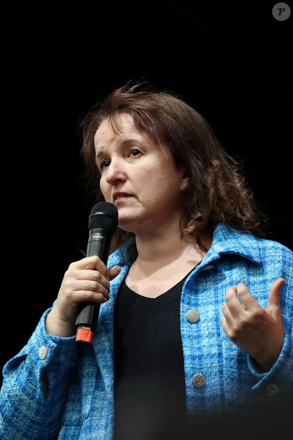 L'humoriste Anne Roumanoff participe à un rassemblement contre l'extrême droite, place de la République à Paris, le 3 juillet 2024, Paris, le 3 juillet 2024 © Stéphane Lemouton / Bestimage