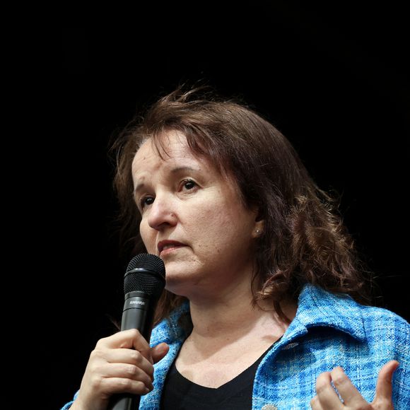 L'humoriste Anne Roumanoff participe à un rassemblement contre l'extrême droite, place de la République à Paris, le 3 juillet 2024, Paris, le 3 juillet 2024 © Stéphane Lemouton / Bestimage