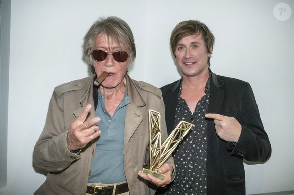 Exclusif - Jacques Dutronc (Victoire d'honneur) avec son fils Thomas Dutronc en backstage lors la 37ème cérémonie des Victoires de la musique à la Seine musicale de Boulogne-Billancourt. © Cyril Moreau / Tiziano Da Silva / Bestimage