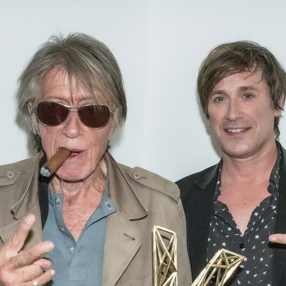 Exclusif - Jacques Dutronc (Victoire d'honneur) avec son fils Thomas Dutronc en backstage lors la 37ème cérémonie des Victoires de la musique à la Seine musicale de Boulogne-Billancourt. © Cyril Moreau / Tiziano Da Silva / Bestimage