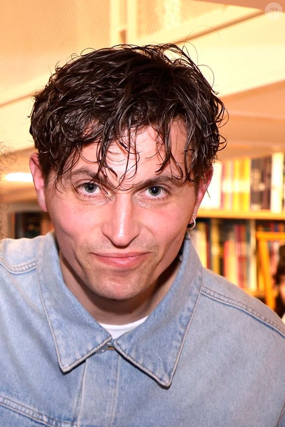 Raphaël Quenard (le jour de son anniversaire 34 ans) dédicace de son premier roman Clamser à Tataouine aux éditions Flammarion à la Librairie de Paris, France, le 16 mai 2025. © Cédric Perrin/Bestimage