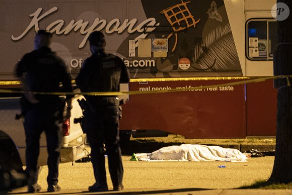 Une victime gît près d'un camion de nourriture après qu'une voiture ait foncé dans la foule lors du festival Lapu Lapu à Vancouver le samedi 26 avril 2025. Photo par The Canadian Press/ABACAPRESS.COM//Rich Lam