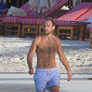 James Middleton et sa fiancée Alizée Thévenet sont en vacances sur la plage de l'hôtel Eden Rock à Saint Barthélémy le 4 janvier 2020. © Agence / Bestimage