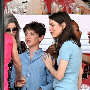 Charlotte Casiraghi était également accompagnée de la princesse Alexandra de Hanovre, son fiancé Ben-Sylvester Strautmann, Melanie de Massy, Diane Fissor et Caroline de Hanovre. 

La princesse Caroline de Hanovre, sa fille Charlotte Casiraghi, son fils, né de son union avec Gad Elmaleh, Raphael, lors deà la 2eme journée du Jumping International de Monte-Carlo.  © Bruno Bebert/Bestimage