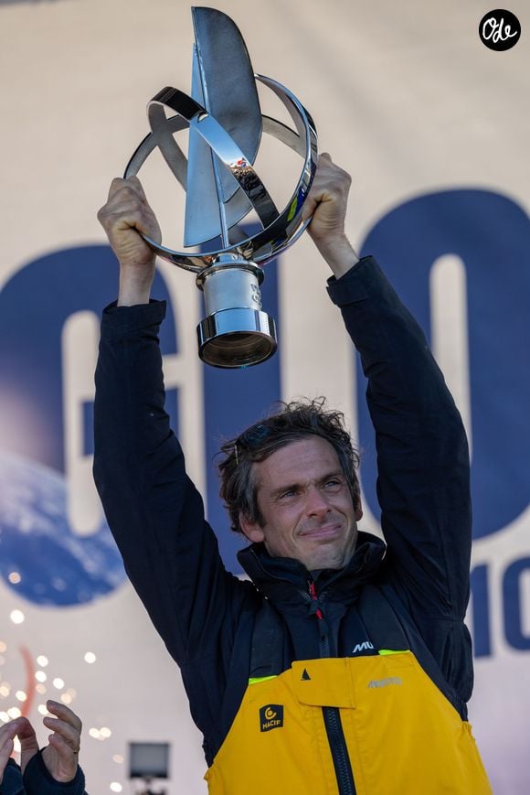 Le skipper de Macif Charlie Dalin remporte la dixième édition du tour du monde en solitaire Vendée Globe en pulvérisant le record de l’épreuve en 64 jours, 19 heures 22 minutes et 49 secondes aux Sables-d'Olonne, en France, le 14 janvier 2025. © Alexis Courcoux/Psnewz/Bestimage