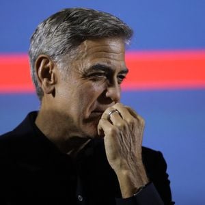 C'est incroyable mais c'est vrai !
Exclusif - George Clooney inaugure le cinéma "Liberté" en présence du maire de Brignoles, Didier Brémond et le président de Cinéwest, Daniel Taillandier à Brignoles dans le Var le 7 novembre 2024. George Clooney, propriétaire d’un domaine viticole dans la commune, a qualifié le cinéma de « bâtiment extraordinaire ». Et dans ce « bel endroit pour montrer des films », l’acteur-réalisateur engagé a annoncé qu’il organiserait un événement caritatif une fois par an. « On projettera des films, on amènera un tas de gens pour le tapis rouge et récolter de l’argent pour des associations. » © Luc Boutria/Nice-Matin/Bestimage