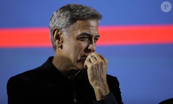 C'est incroyable mais c'est vrai !
Exclusif - George Clooney inaugure le cinéma "Liberté" en présence du maire de Brignoles, Didier Brémond et le président de Cinéwest, Daniel Taillandier à Brignoles dans le Var le 7 novembre 2024. George Clooney, propriétaire d’un domaine viticole dans la commune, a qualifié le cinéma de « bâtiment extraordinaire ». Et dans ce « bel endroit pour montrer des films », l’acteur-réalisateur engagé a annoncé qu’il organiserait un événement caritatif une fois par an. « On projettera des films, on amènera un tas de gens pour le tapis rouge et récolter de l’argent pour des associations. » © Luc Boutria/Nice-Matin/Bestimage