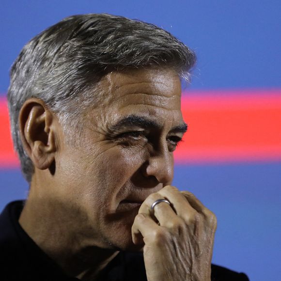 C'est incroyable mais c'est vrai !
Exclusif - George Clooney inaugure le cinéma "Liberté" en présence du maire de Brignoles, Didier Brémond et le président de Cinéwest, Daniel Taillandier à Brignoles dans le Var le 7 novembre 2024. George Clooney, propriétaire d’un domaine viticole dans la commune, a qualifié le cinéma de « bâtiment extraordinaire ». Et dans ce « bel endroit pour montrer des films », l’acteur-réalisateur engagé a annoncé qu’il organiserait un événement caritatif une fois par an. « On projettera des films, on amènera un tas de gens pour le tapis rouge et récolter de l’argent pour des associations. » © Luc Boutria/Nice-Matin/Bestimage