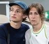 Le jeune acteur français Vassili Schneider et sa compagne ont assisté au rencontre du jour
Vassili Schneider et sa compagne en tribunes lors des Internationaux de France de Tennis de Roland Garros 2025, à Paris, France, le 6 juin 2025. © Jacovides-Moreau/Bestimage
