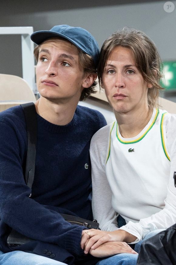 Le jeune acteur français Vassili Schneider et sa compagne ont assisté au rencontre du jour

Vassili Schneider et sa compagne en tribunes lors des Internationaux de France de Tennis de Roland Garros 2025, à Paris, France, le 6 juin 2025. © Jacovides-Moreau/Bestimage