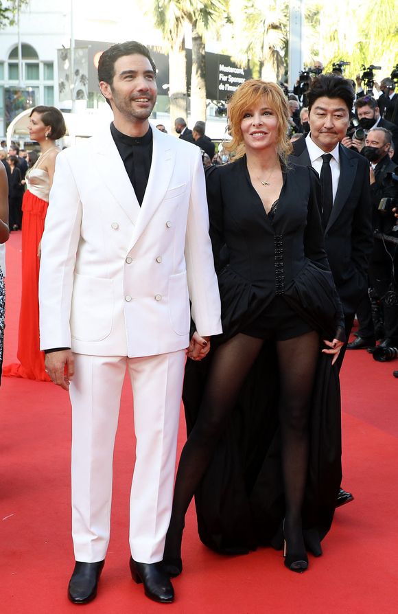 Mylène Farmer, Tahar Rahim - Montée des marches du film " OSS 117 : Alerte rouge en Afrique Noire " lors du 74ème Festival International du Film de Cannes. Le 17 juillet 2021. © Borde-Jacovides-Moreau / Bestimage