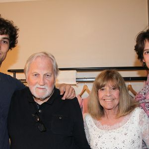 Il a posé dans les coulisses auprès de la chanteuse et de Jean-Jacques Debout avec son célèbre compagnon Germain Louvet, star de l'Opéra de Paris. 

Exclusif - Chantal Goya et Jean-Jacques Debout avec Pablo Pillaud-Vivien - Personnalités au spectacle de Chantal Goya "50 ans d'amour" au palais des Congrès à Paris le 25 mai 2025.

© Philippe Baldini / Bestimage