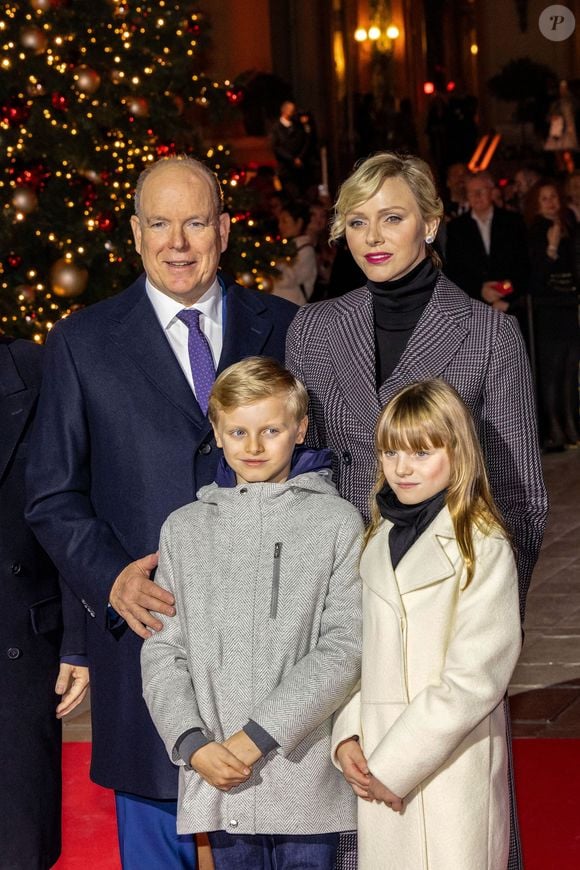 Le prince Albert II de Monaco et la princesse Charlène, avec leurs enfants, les jumeaux princiers, Jacques et Gabriella, ont donné le coup d'envoi des illuminations de la SBM, sur la Place du Casino de Monaco, le 30 novembre 2024. 
C'est sous le regard de leurs parents, du ministre d'Etat, Didier Guillaume, et de Stéphane Valeri, le président-délégué de la Société des Bains de Mer, que le prince héréditaire Jacques et sa soeur la princesse Gabriella, ont appuyé sur le buzzer déclenchant ainsi l'allumage des décors de la Place.
Les boules à neige géantes sont installées sur la place avec un tout nouveau décor animé dédié aux "moments magiques de Noël". Calendrier de l’Avent, décoration du sapin, repas de fête, douce nuit de Noël ou encore la découverte des cadeaux sont mis en scène et en musique dans chacune des cinq boules disposées autour du sapin de 18mètres de haut. © Olivier Huitel/Pool Monaco/Bestimage