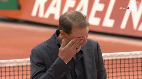 Rafael Nadal craque sur le court à Roland-Garros lors de l'hommage que le tournoi lui a rendu ce dimanche 25 mai 2025
Capture France 2