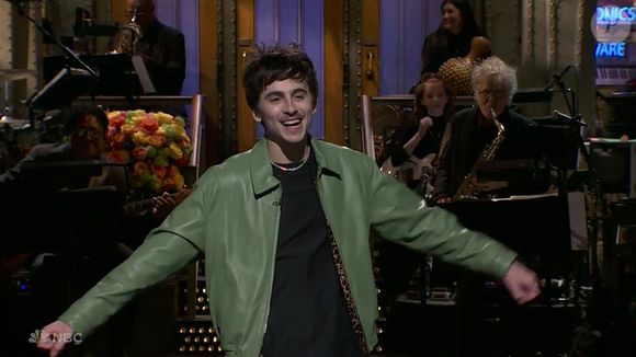 Dans ce long-métrage très attendu, mis en scène James Mangold, le réalisateur d'"Indiana Jones et le cadran de la destinée", le jeune prodige du cinéma américain incarne le musicien Bob Dylan.

Timothée Chalamet au "Saturday Night Live", le 25 janvier 2025.