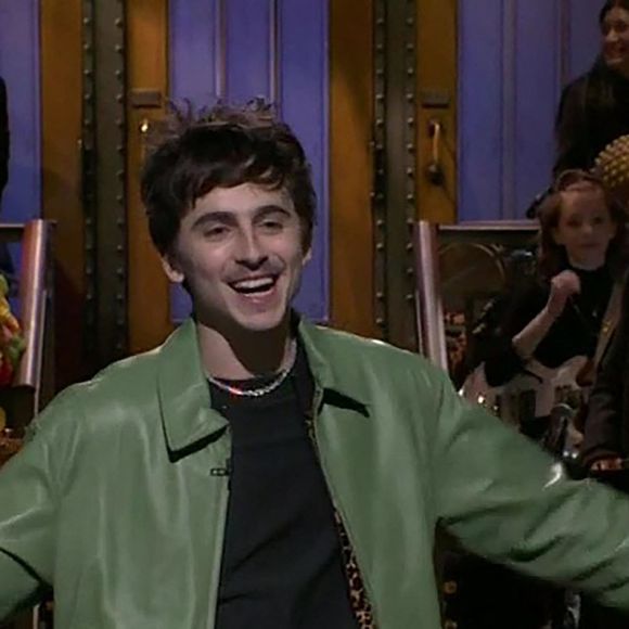 Dans ce long-métrage très attendu, mis en scène James Mangold, le réalisateur d'"Indiana Jones et le cadran de la destinée", le jeune prodige du cinéma américain incarne le musicien Bob Dylan.

Timothée Chalamet au "Saturday Night Live", le 25 janvier 2025.
