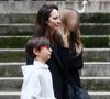 Des obsèques qui se sont orchestrées en la présence d'Isabelle Le Nouvel, la veuve du comédien, et celle de leurs jumeaux Emma et Henrik, tout juste âgés de 12 ans. 

Isabelle Le Nouvel (veuve du défunt), Emma (fille du défunt) - Sorties des obsèques de Niels Arestrup à l'Église Saint-Roch à Paris. Le 10 décembre 2024
© Christophe Clovis / Bestimage