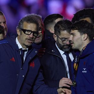 Antoine Dupont avec le trophée du tournoi des Six Nations - La France domine l'Ecosse (35-16) et remporte le Tournoi des 6 Nations au Stade de France à Saint-Denis, Seine Saint-Denis, France, le 15 mars 2025. © Cyril Moreau/Bestimage