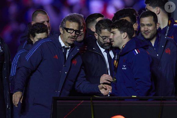 Antoine Dupont avec le trophée du tournoi des Six Nations - La France domine l'Ecosse (35-16) et remporte le Tournoi des 6 Nations au Stade de France à Saint-Denis, Seine Saint-Denis, France, le 15 mars 2025. © Cyril Moreau/Bestimage