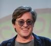 Très peiné par ce drame, Thomas Dutronc a partagé une vidéo d’un concert improvisé qu’il y avait donné en décembre 2024, accompagnée d’un message de soutien : « Leur accueil en décembre 2024 avait été fabuleux. Je leur souhaite beaucoup de courage dans cette épreuve ».

Exclusif - Thomas Dutronc lors de la 10ème édition du Festiv’Allais au théâtre de Passy à Paris le 12 octobre 2026. © Anne-Sophie Guebey / Bestimage