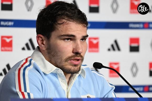 Antoine Dupont en conférence de presse à la veille du match de rugby opposant la France à l'Angleterre lors du tournoi des Six Nations au stade de France à Saint-Denis, le 13 mars 2026.

© Lionel Urman / Bestimage